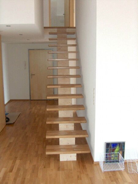 Holztreppe mit Mittelholm