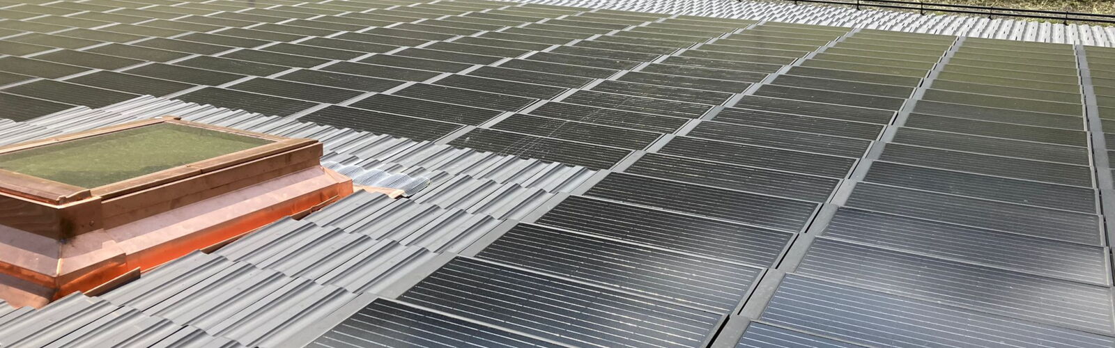 Solarziegel integrieren sich nahtlose ins Dach