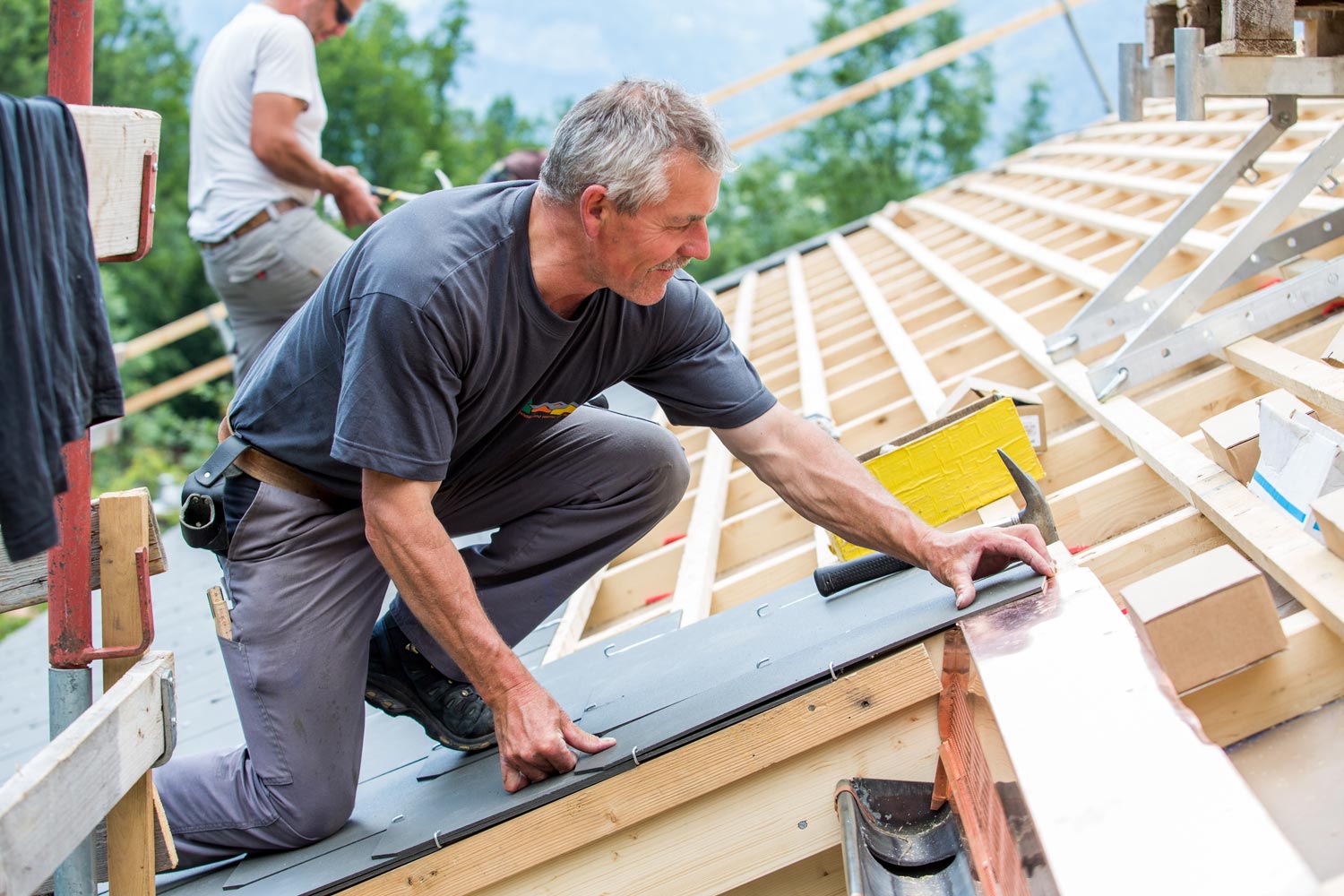 Dachdecker bei der Arbeit